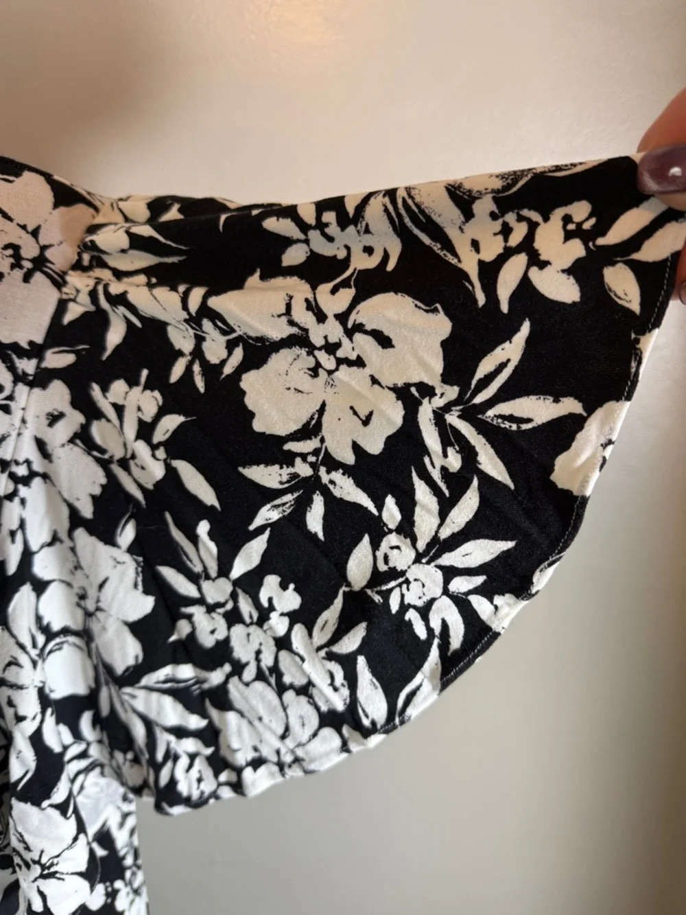 Lauren Ralph Lauren Black and White Floral V-Neck Women's Top Sz 1X - Picture 3 of 8